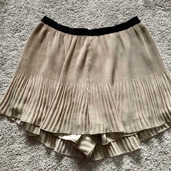 🌾 2/$25 dressy pleated shorts - Picture 2 of 9